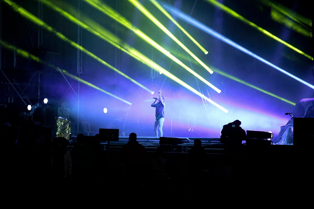 La lluvia dio un respiro a los fans de Camilo y permitió la realización del concierto de forma íntegra y puntual