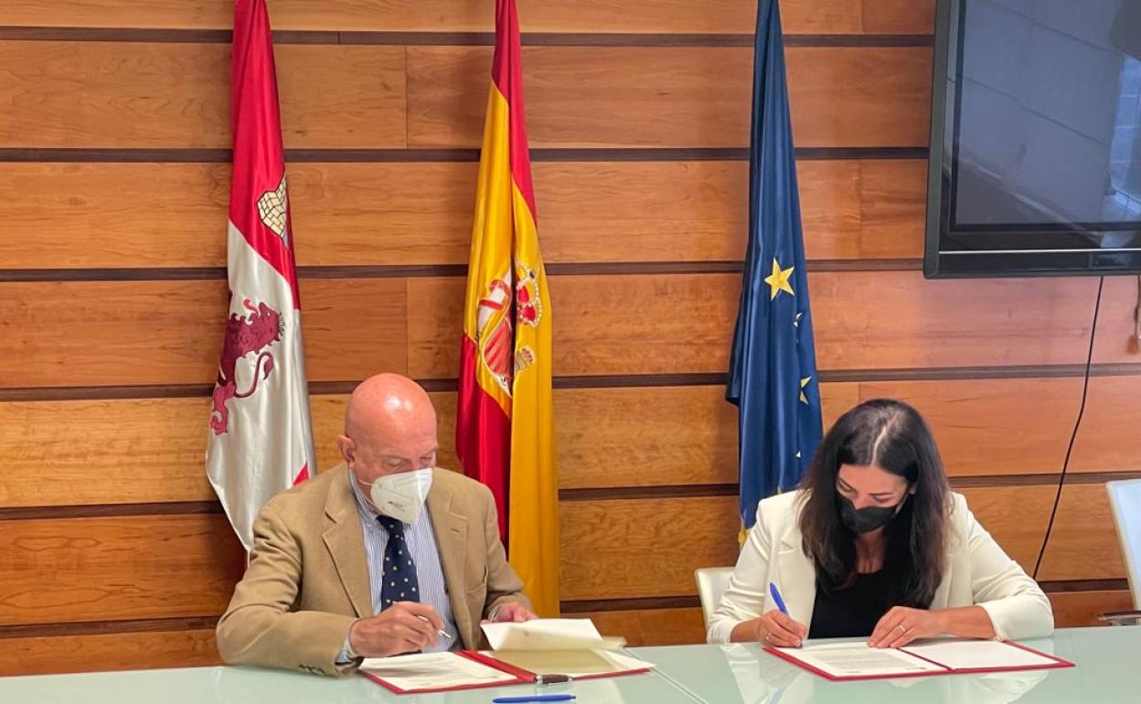 El consejero y la presidenta de la fundación durante la firma del convenio. 