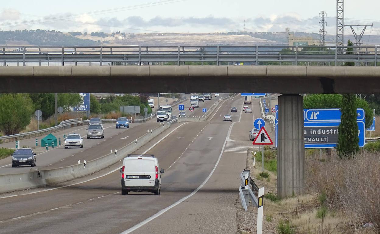 El cuerpo fue hallado a la salida de la urbanización La Corala, en torno al kilómetro siete de la autovía de Segovia. 