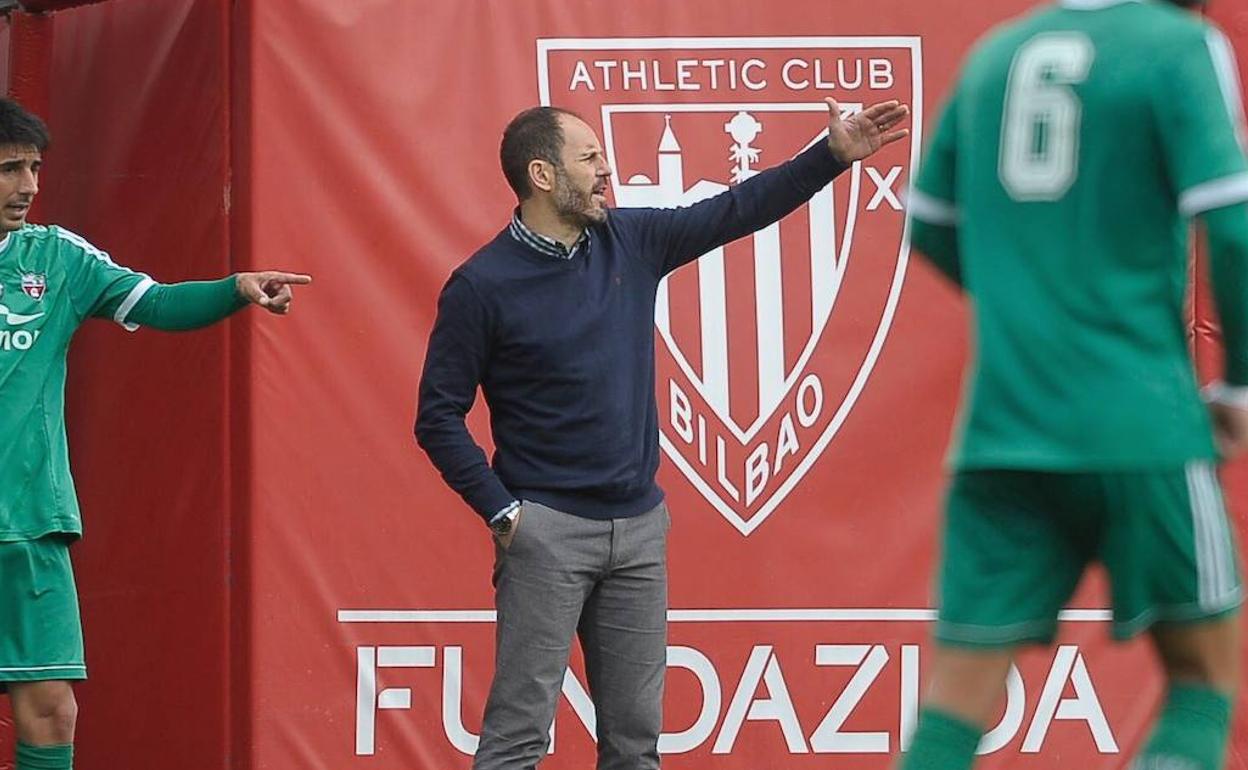 Jabi Luaces, en un partido en Lezama dirigiendo al Arenas. 