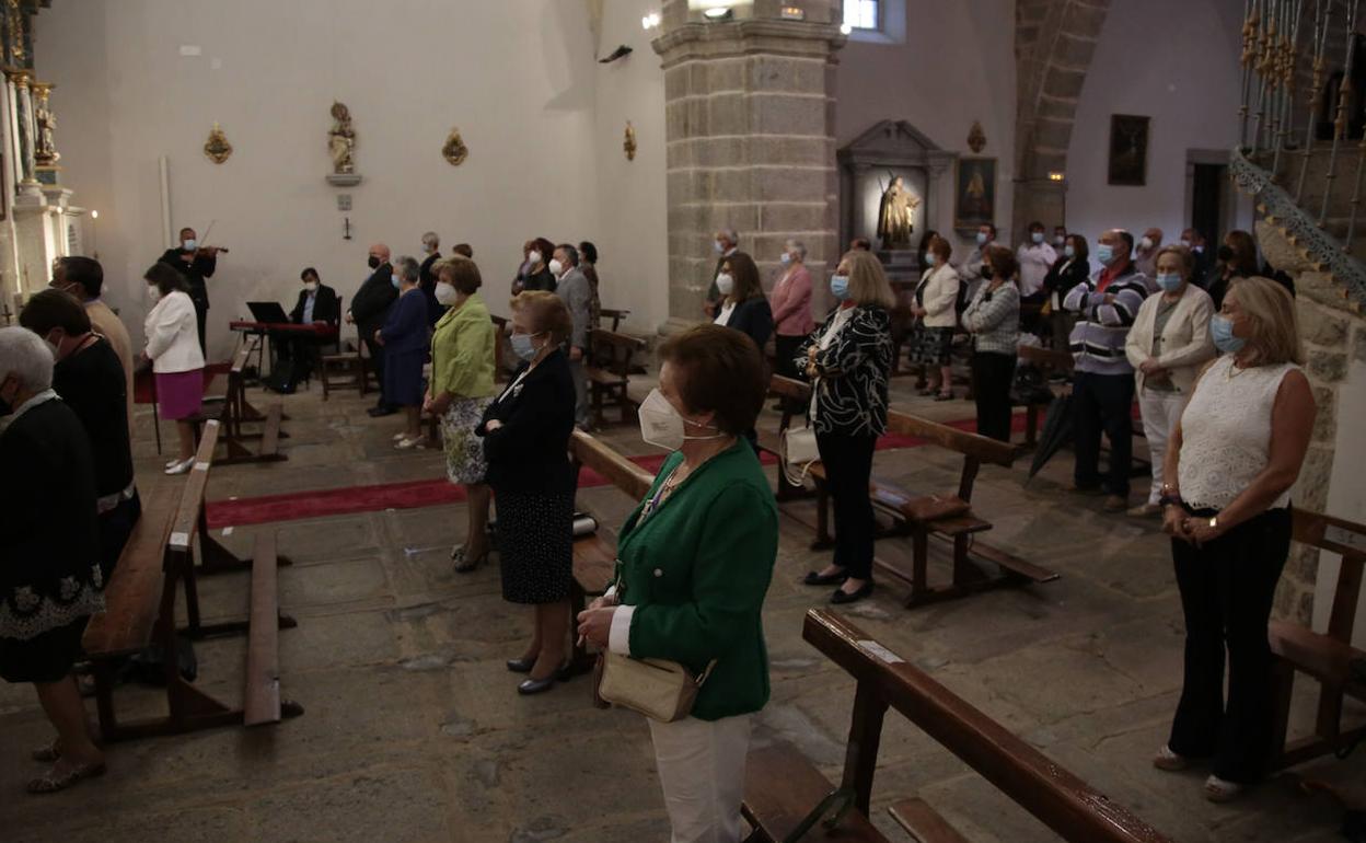 Los vecinos guardaron las distancias de seguridad en la celebración. 