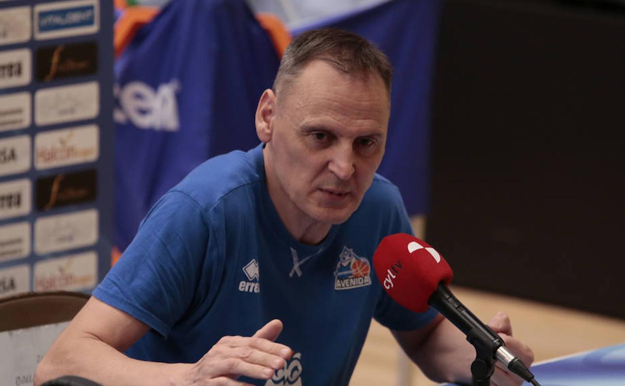 Íñiguez analiza el inicio de temporada del Avenida y valora así cómo cree que debe ser el banquillo de la selección nacional