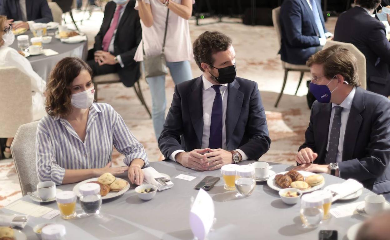 Isabel Díaz Ayuso, Pablo Casado y José Luis Martínez-Almeida, en un desayuno informativo.