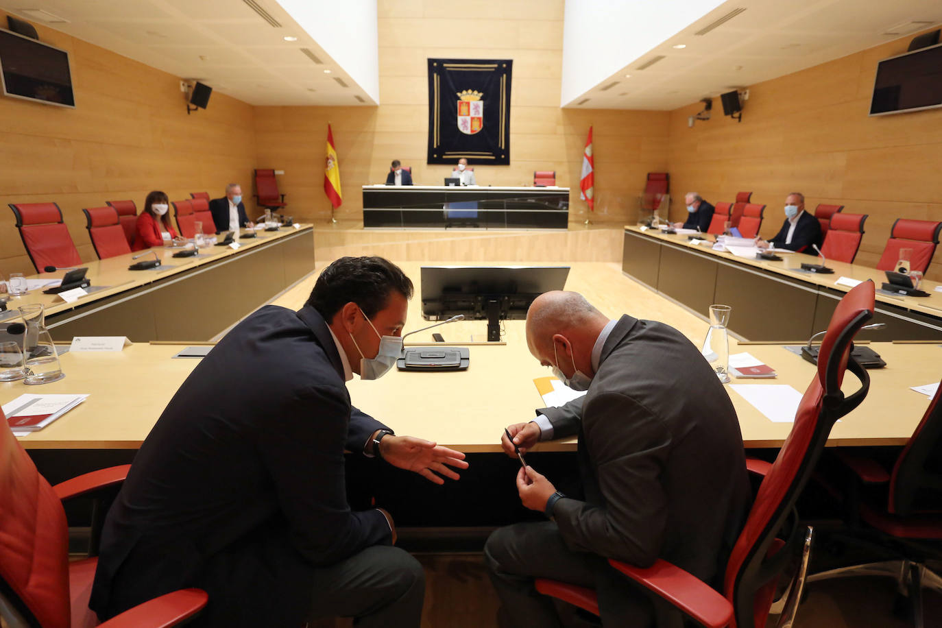 Raúl de la Hoz (PP) y David Castaño (Cs), antes de una Junta de Portavoces. 