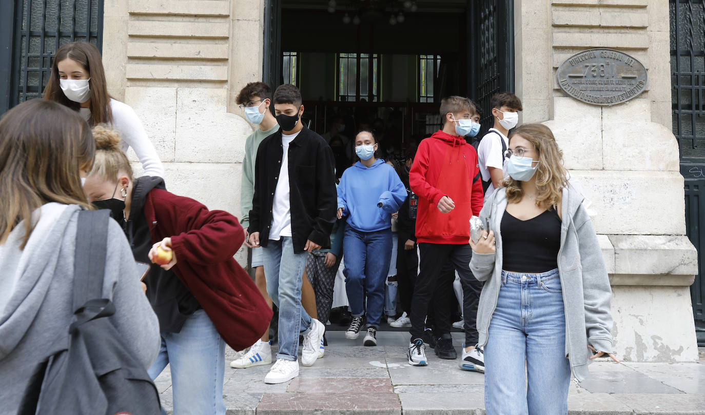 Fotos: Siete mil alumnos de ESO y Bachillerato vuelven a clase