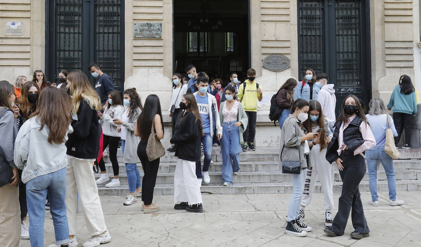 Fotos: Siete mil alumnos de ESO y Bachillerato vuelven a clase