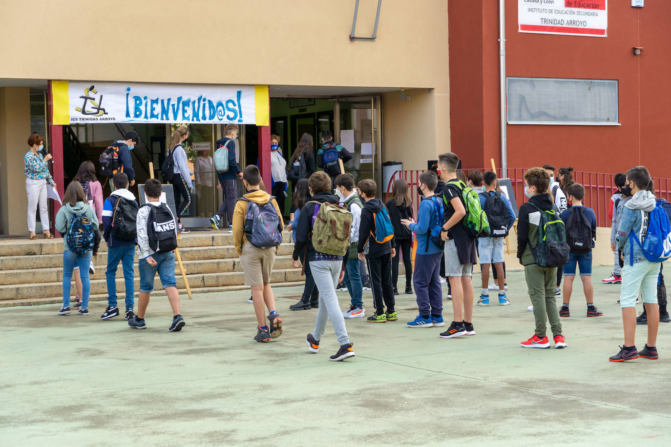 Fotos: Siete mil alumnos de ESO y Bachillerato vuelven a clase