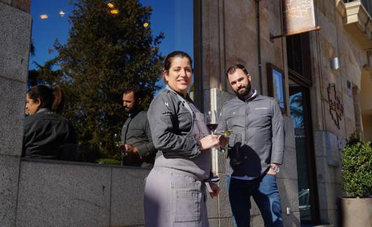 La cocinera Rocío Parra y el jefe de sala y sumiller Alberto Rodríguez, a las puertas de su restaurante En la Parra de Salamanca. 