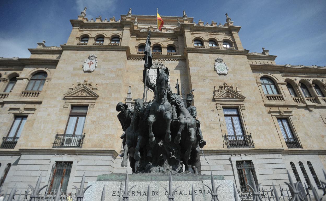 Fachada del Palacio de Caballería, 