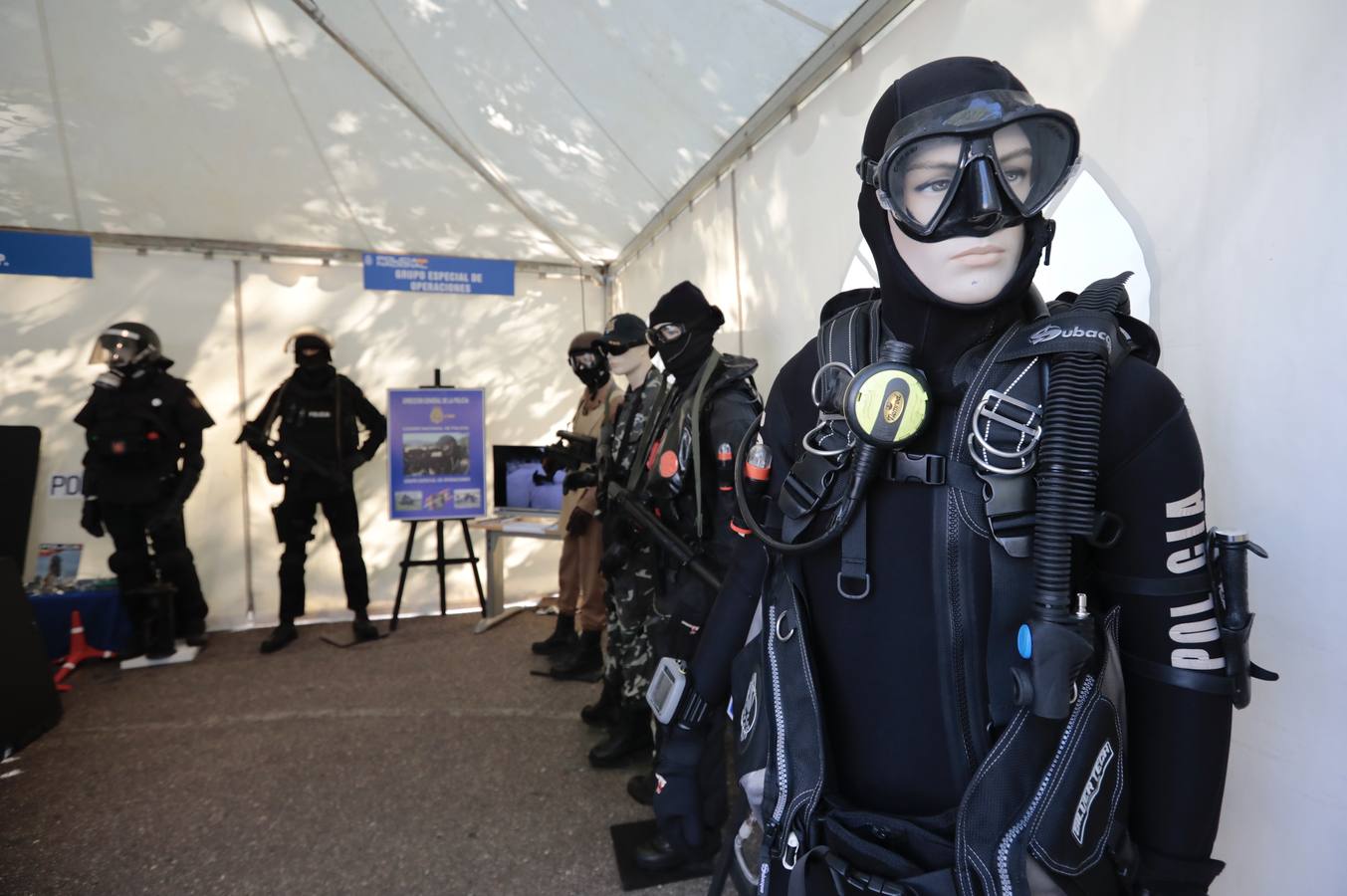 Fotos: Exposición del Día de la Policía en la Acera de Recoletos de Valladolid