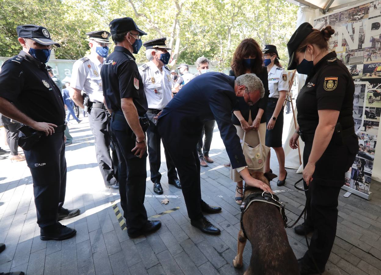 Fotos: Exposición del Día de la Policía en la Acera de Recoletos de Valladolid