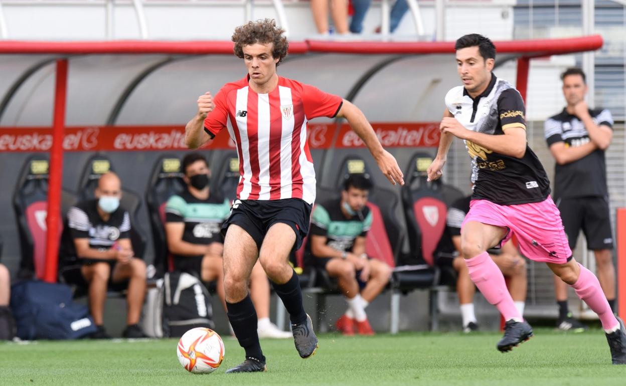 Mori observa una acción del partido al fondo. 