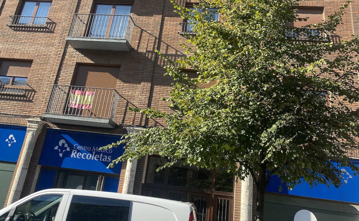 Portal del edificio de la calle Angustias donde se ha producido el robo. 