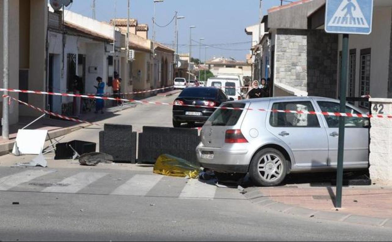 El vehiculo involucrado en el accidente, tras arrollar la terraza de un bar y estrellarse en una vivienda.