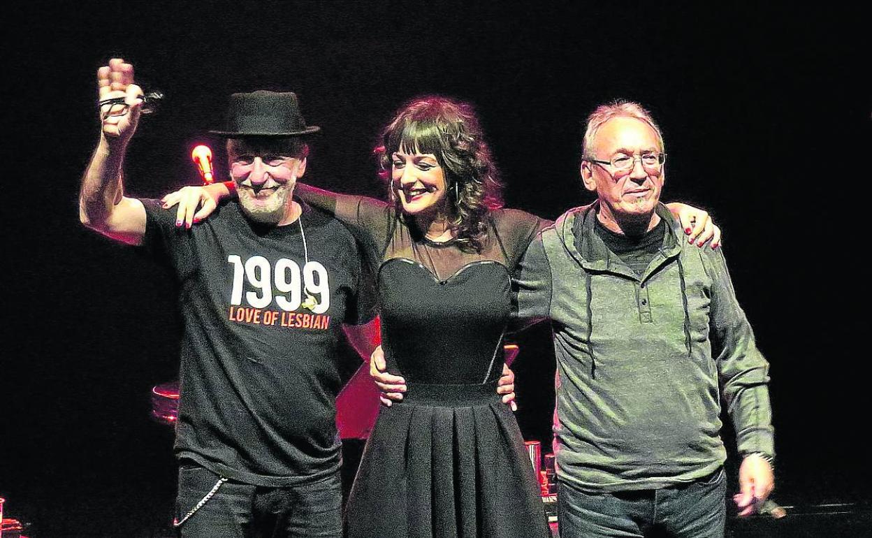Pancho Varona, Mara Barros y Antonio García de Diego, en el espectáculo tributo 'Noche Sabinera'.