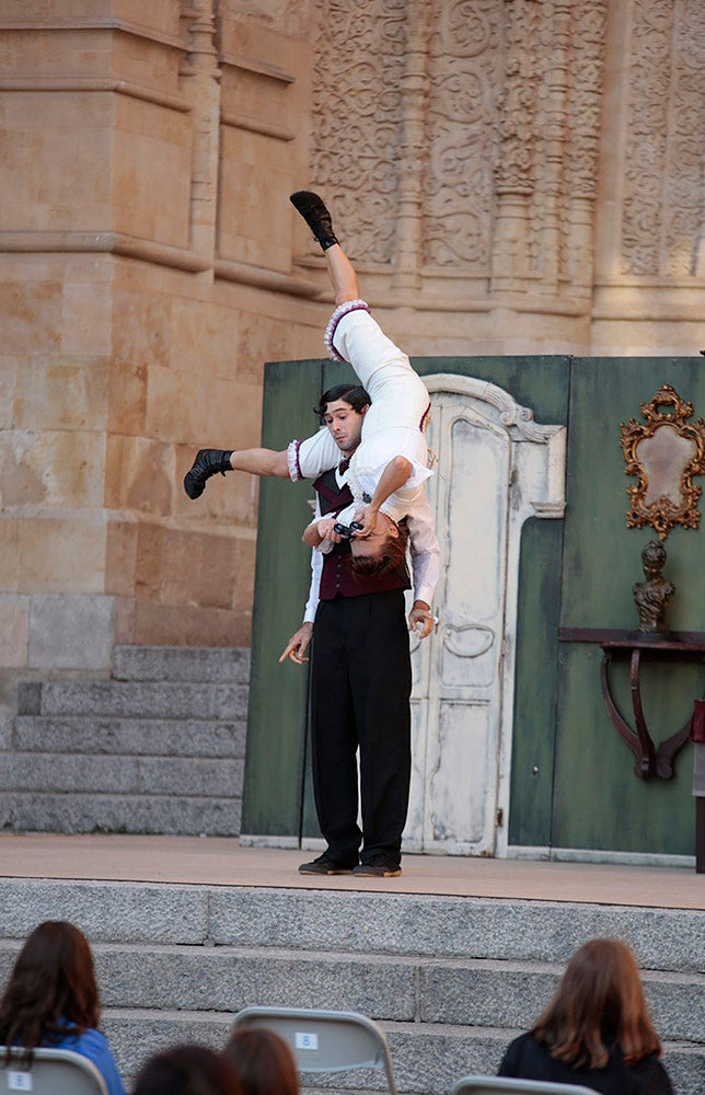 "Tea Time", de Cirkofonic, abrió la aplazada última sesión del Festival de Artes de Calle