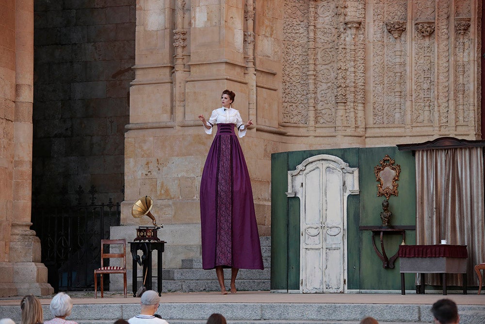 "Tea Time", de Cirkofonic, abrió la aplazada última sesión del Festival de Artes de Calle