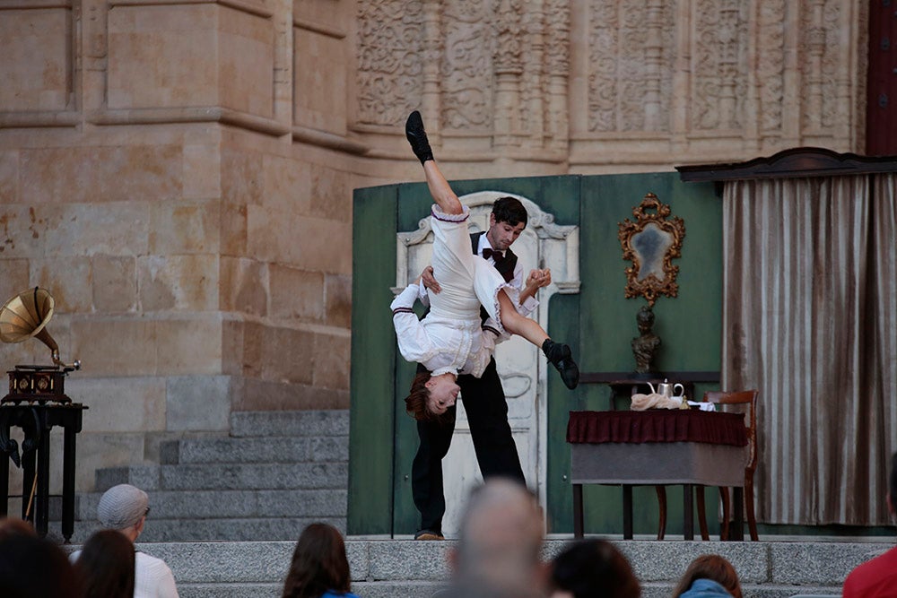 "Tea Time", de Cirkofonic, abrió la aplazada última sesión del Festival de Artes de Calle