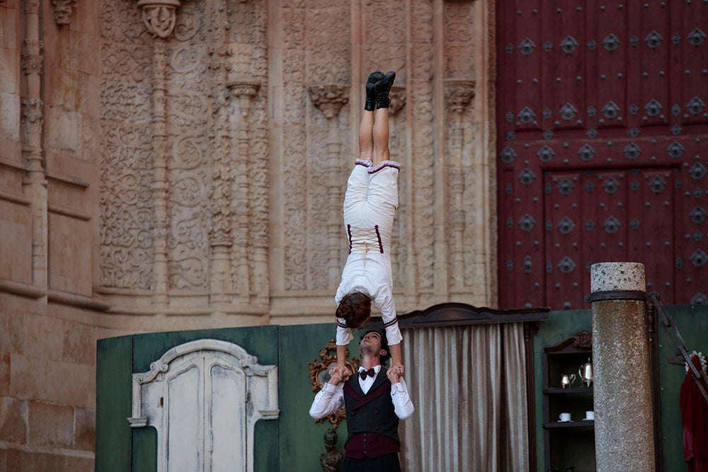 "Tea Time", de Cirkofonic, abrió la aplazada última sesión del Festival de Artes de Calle