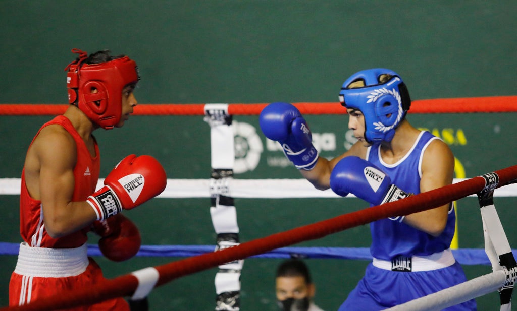 Primer combate de la III Velada Ciudad de Palencia en el complejo deportivo La Ensenada.