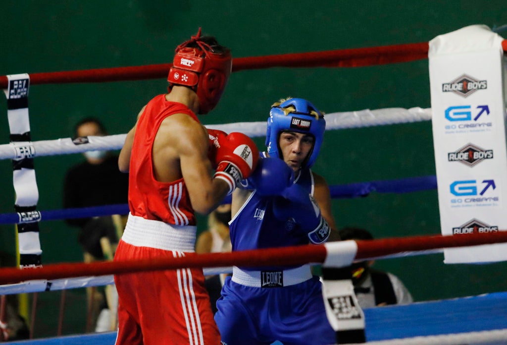 Primer combate de la III Velada Ciudad de Palencia en el complejo deportivo La Ensenada.