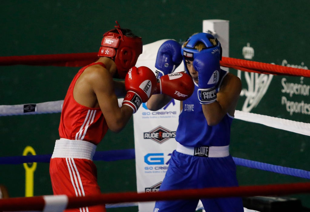 Primer combate de la III Velada Ciudad de Palencia en el complejo deportivo La Ensenada.
