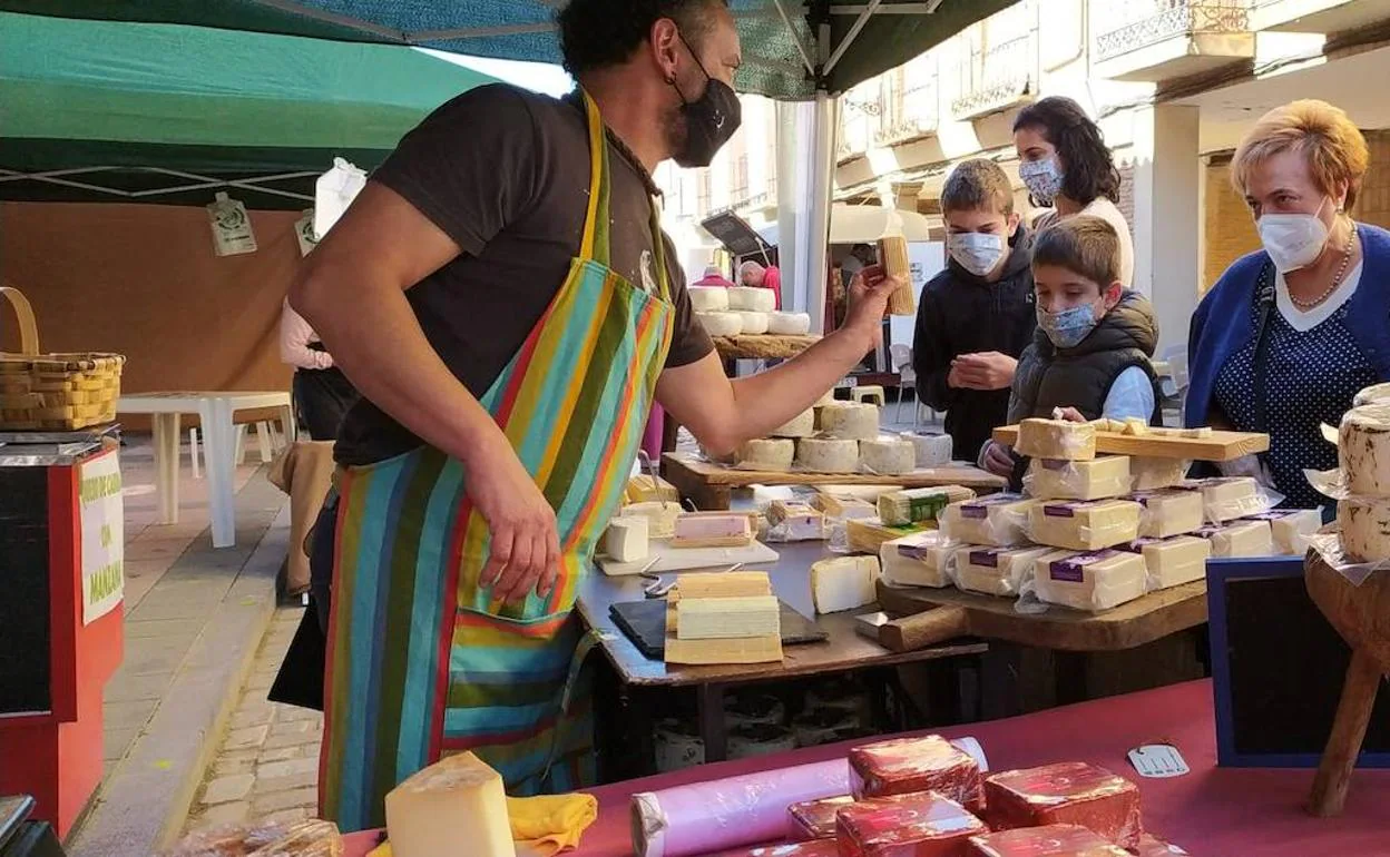 Puesto de venta en la décima edición del Mercado del Queso de Villalón de Campos. 