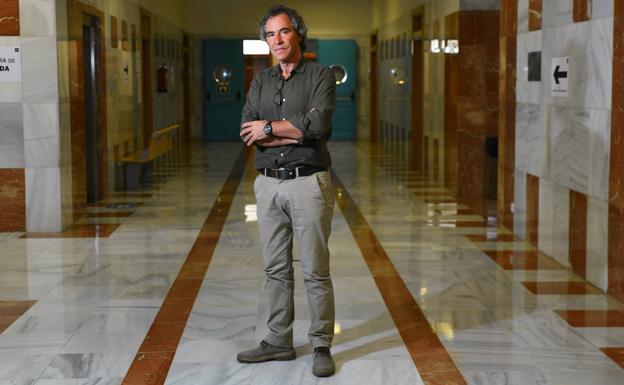 El profesor Eugenio Baraja en los pasillos de su Facultad.