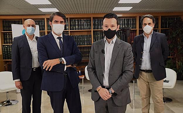 Roberto Robles, el consejero Juan Carlos Suárez-Quiñones, Antonio Romero y José Ramón González, al inicio de la mesa de análisis, ayer en la Hemeroteca de El Norte de Castilla. 