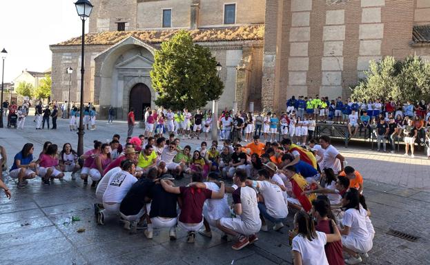 Concentración de peñistas en la Plaza Mayor. 