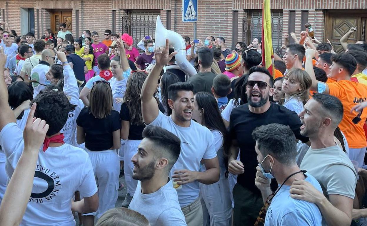 Jóvenes gritan de alagría, este sábado, en las calles de Nava de la Asunción. 