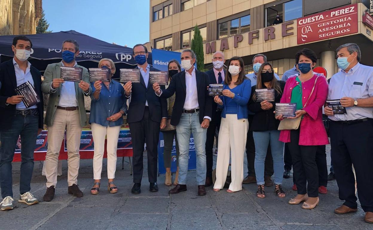 Representantes del PP de Segovia, en el comienzo de la campaña contra la carestía de la luz. 