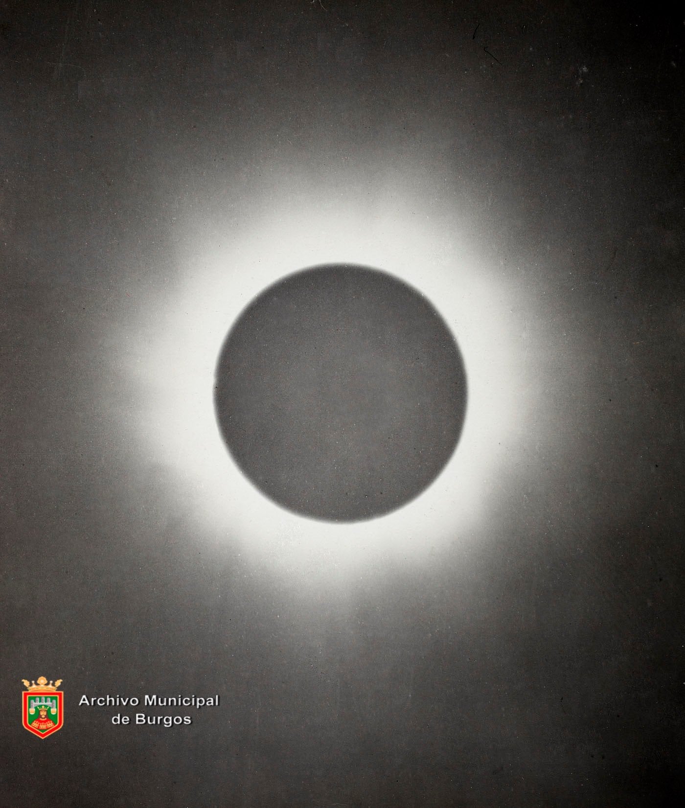 El eclipse solar fue fotografiado por numerosos astrónomos y aficionados. 