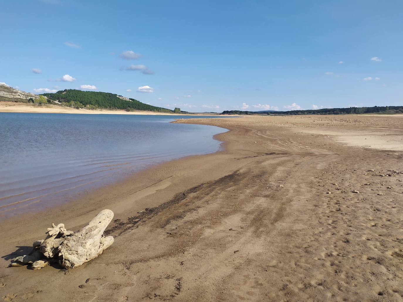 Fotos: Acusado descenso del nivel de agua en el pantano de Aguilar