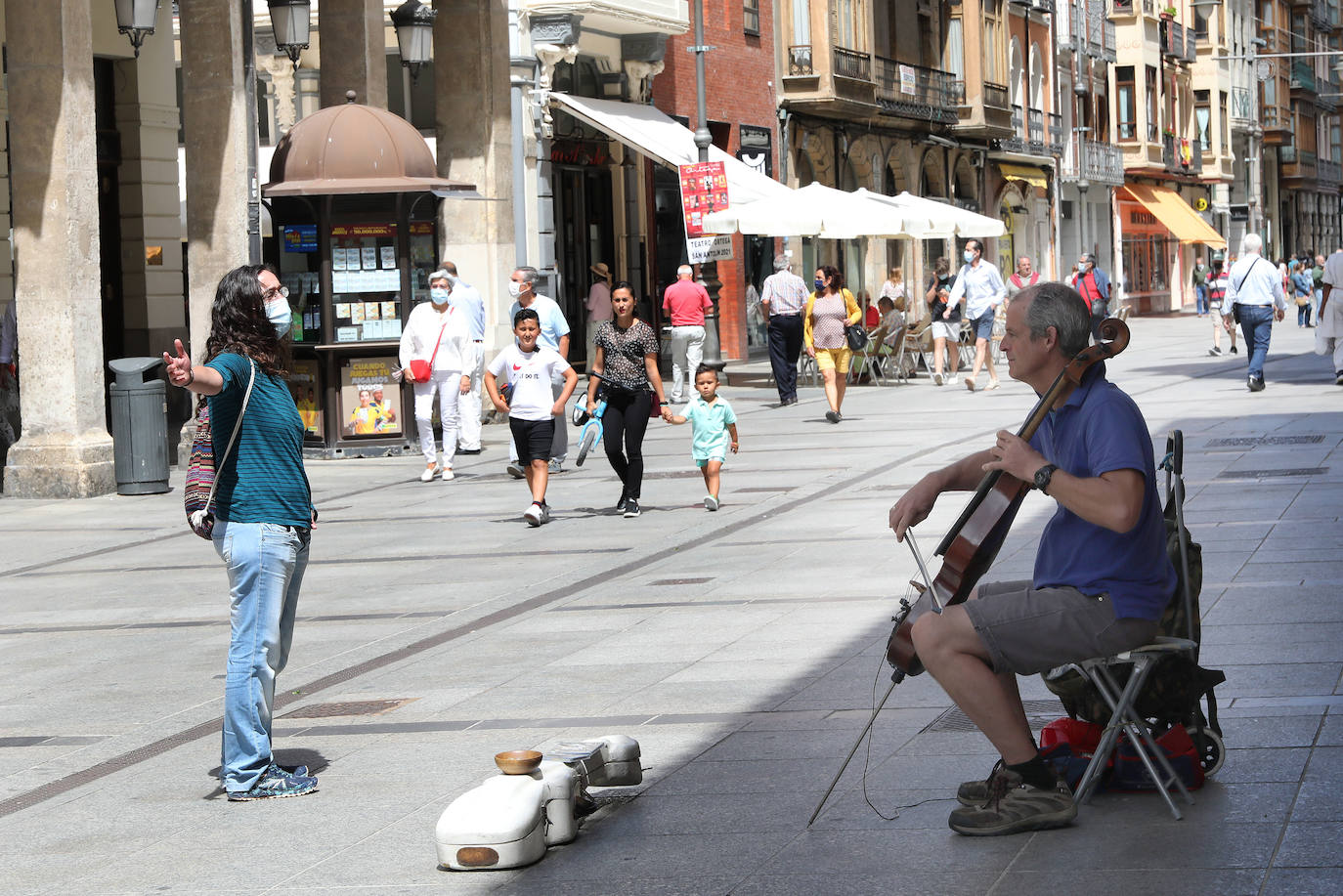 El músico inglés toca en la Calle Mayor, junto a la Casa Junco. 