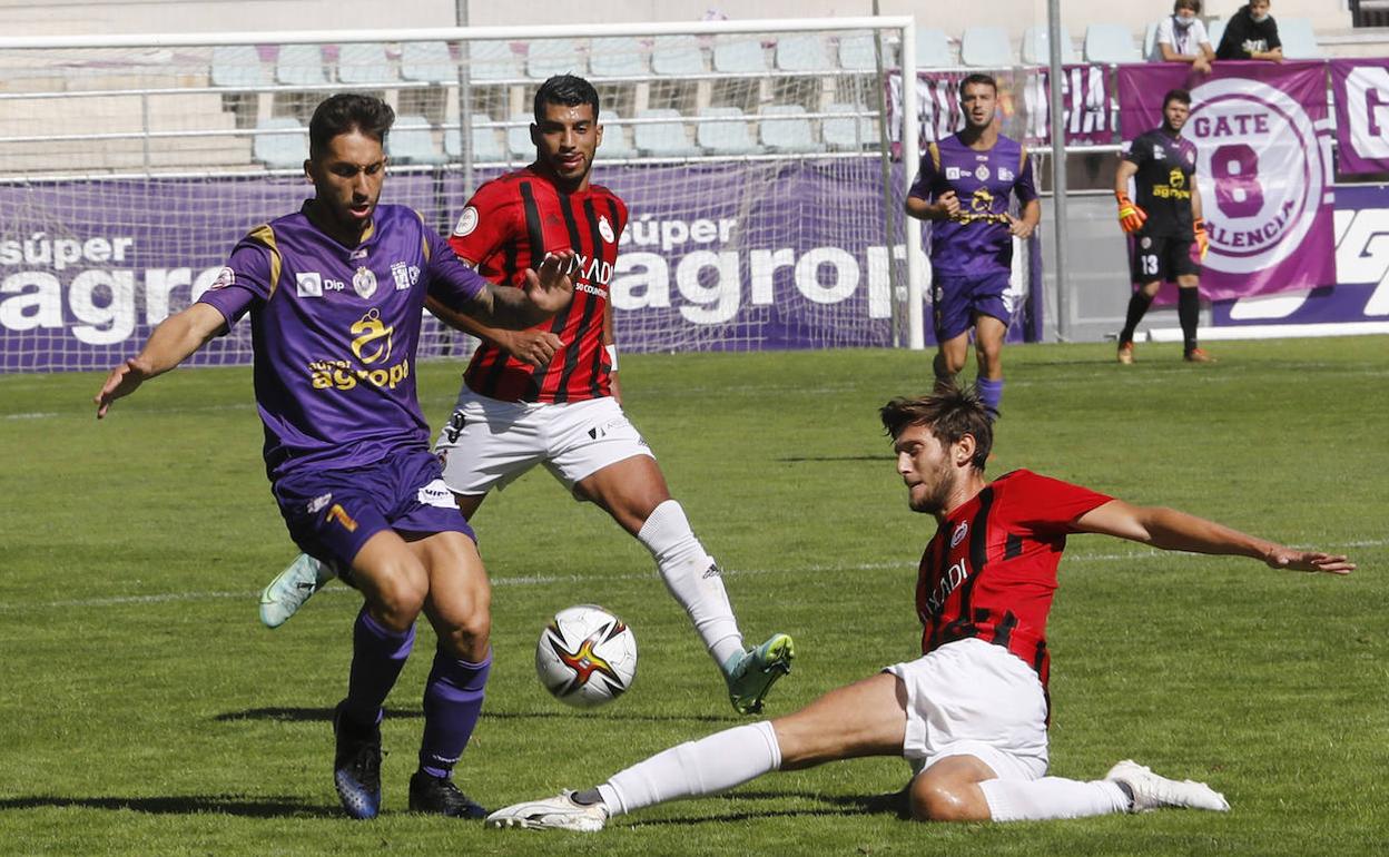 Álvaro controla un balón ante la entrada de un rival en el partido de esta mañana ante el Unión Adarve. 