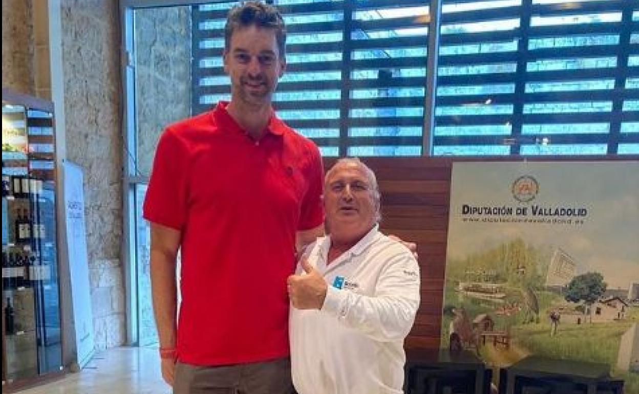 Pau Gasol, junto a uno de los guías del Museo Provincial del Vino.