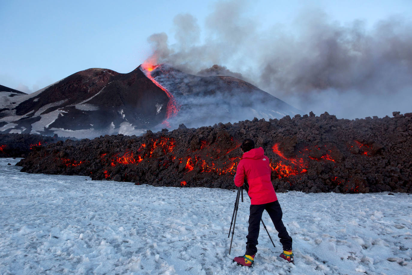 El pasado mes de marzo se registraron dos ríos de lava que originaron una columna de humo, rocas y cenizas de seis metros de altura. De hecho, el aeropuerto de Catania se vio obligado momentáneamente a cerrar su actividad. Es el cráter más alto de Europa: aumentó su altura en 33 metros durante la última erupción, hasta alcanzar ahora los 3.357.
