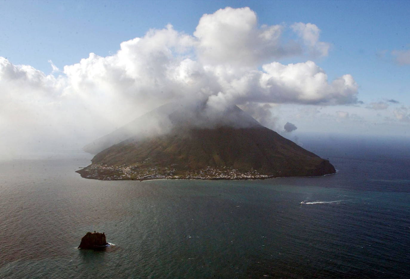 Hace tan solo dos años de la última erupción de este volcán, situado en la isla homónima de apenas 400 habitantes que se originó hace unos 6.000 años. En 2019, un excursionista perdió la vida cuando escalaba el volcán en el momento que entró en erupción. De hecho, hubo quien se lanzó al mar después de la explosión. Para los amantes del montañismo, deben saber que inhalar durante más de una hora el óxido de azufre de las emisiones volcánicas puede ser peligroso.