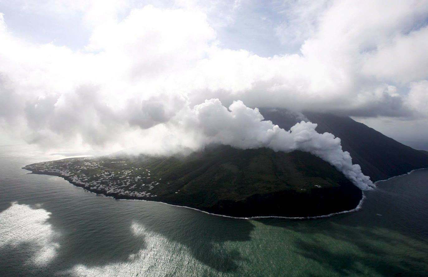Hace tan solo dos años de la última erupción de este volcán, situado en la isla homónima de apenas 400 habitantes que se originó hace unos 6.000 años. En 2019, un excursionista perdió la vida cuando escalaba el volcán en el momento que entró en erupción. De hecho, hubo quien se lanzó al mar después de la explosión. Para los amantes del montañismo, deben saber que inhalar durante más de una hora el óxido de azufre de las emisiones volcánicas puede ser peligroso.