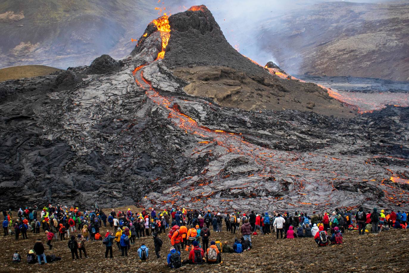 De nombre impronunciable, entró en erupción en marzo del presente año. Tras dos semanas de intensa actividad sísmica con terremotos que rozaron los 6 puntos de magnitud, los temblores se tradujeron en lava, aunque no hubo que lamentar ninguna incidencia. Situado a solo 30 kilómetros de la capital Reikiavik, el magma obligó a cerrar las carreteras limítrofes y las autoridades del país isleño pidieron a la población que no se acercase a la zona, aunque hubo muchos curiosos que se animaron a verlo lo más cerca posible.