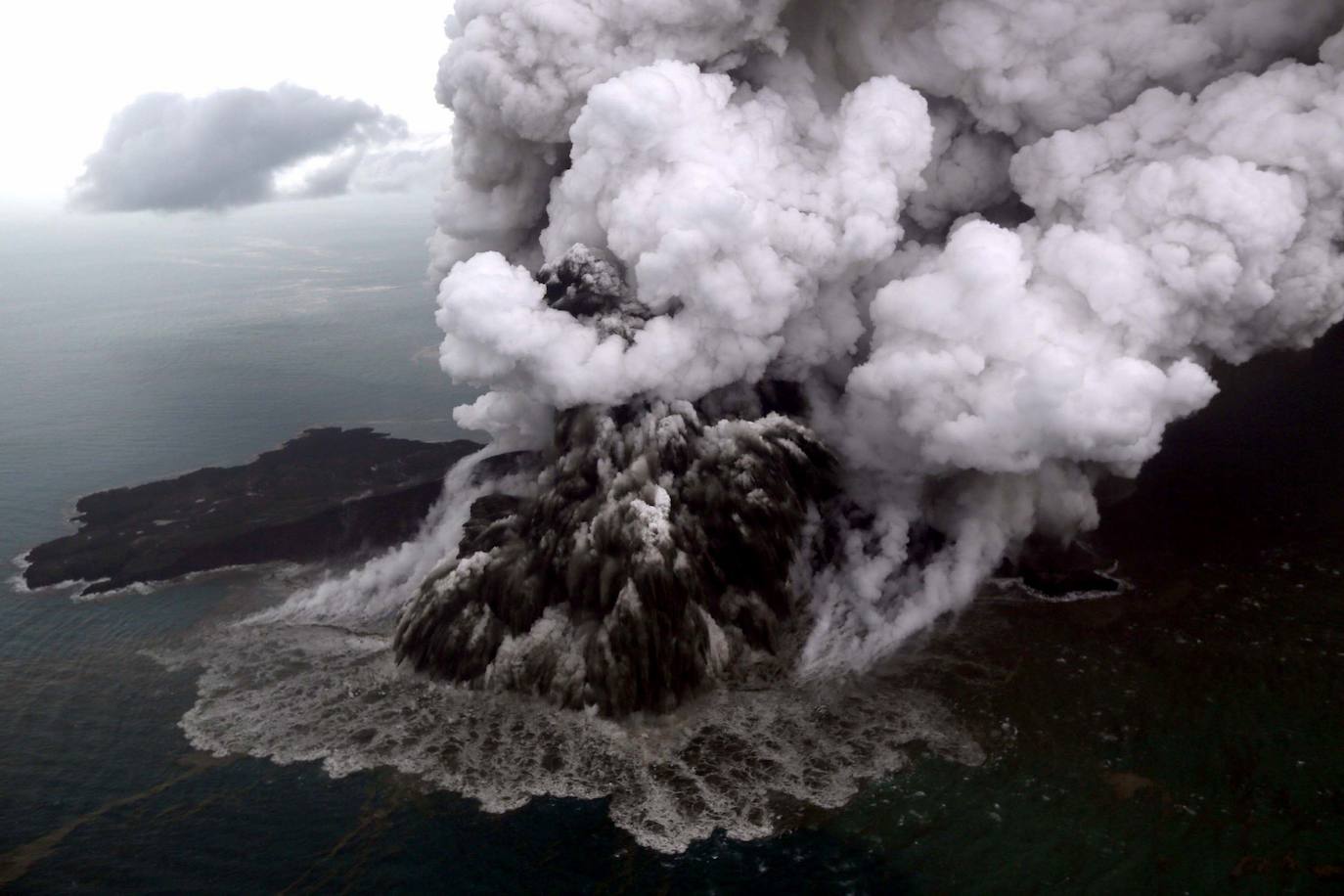 Uno de los volcanes más mortíferos del mundo. La última actividad registrada fue en abril de 2020, pero dos años antes el Krakatoa se cobraba la vida de 439 personas. Sin embargo, fue en 1883 cuando la erupción de este monte provocó un tsunami que dio como resultado un balance de 36.000 víctimas mortales.