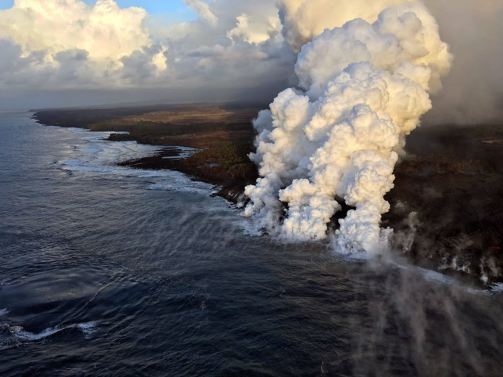 Este es uno de los volcanes más vivos de la Tierra. Su ubicación, cercana a zonas de residencia, convierte a este cráter en uno de los más peligrosos del mundo. A principios de mayo de 2018 se registraron numerosos pequeños terremotos que daban cuenta de la actividad del volcán y como consecuencia de su erupción, que finalizó a principios de septiembre, miles de personas tuvieron que ser evacuadas. La más reciente se registró el 25 de diciembre de 2020. Evaporó el agua que se había formado en el fondo de la caldera desde 2019 y dejó en su lugar un llamativo lago de lava.
