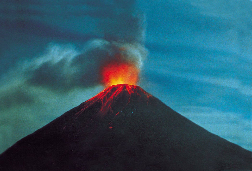 Uno de los más activos del país. Su última actividad importante fue en 1968. Desde entonces, el volcán emite de forma periódica gases y vapores de agua, todo un reclamo para el turismo de la zona.
