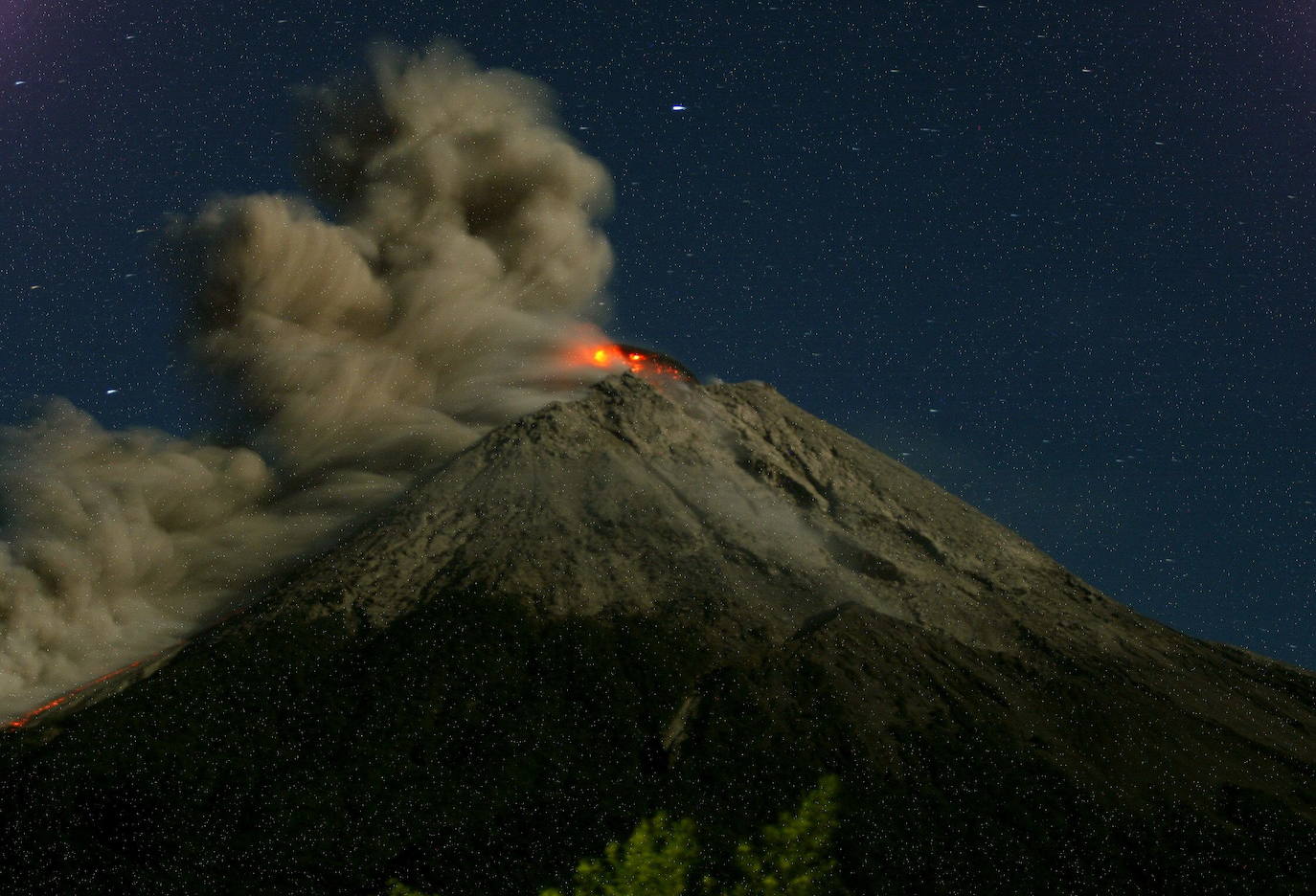 A finales de enero de 2021, el Merapi entraba en erupción. Las columnas de humo, que alcanzaron los 3 kilómetros de altura, expulsaron una mezcla de lava, cenizas y humo. Esta actividad se hizo notar también en forma de temblores y avalanchas de rocas ardientes. Hace once años, el Merapi provocó una auténtica catástrofe, cuando causó la muerte de 347 personas y obligó a la evacuación de otras 400.000.