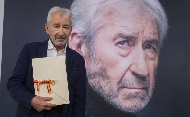 José Sacristán sostiene el diploma del Premio Nacional de Cinematografía que ha recogido en San Sebastián.