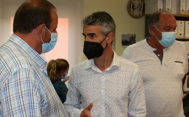 El nuevo alcalde., en el centro, charla con los dos concejales de Ciudadanos que le han dado su apoyo. 