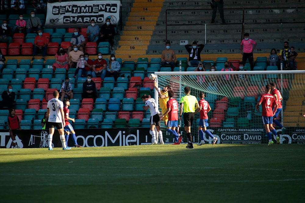 Empate a cero entre Salamanca CF UDS y Bergantiños FC en la vuelta de Uxio da Pena al Helmántico