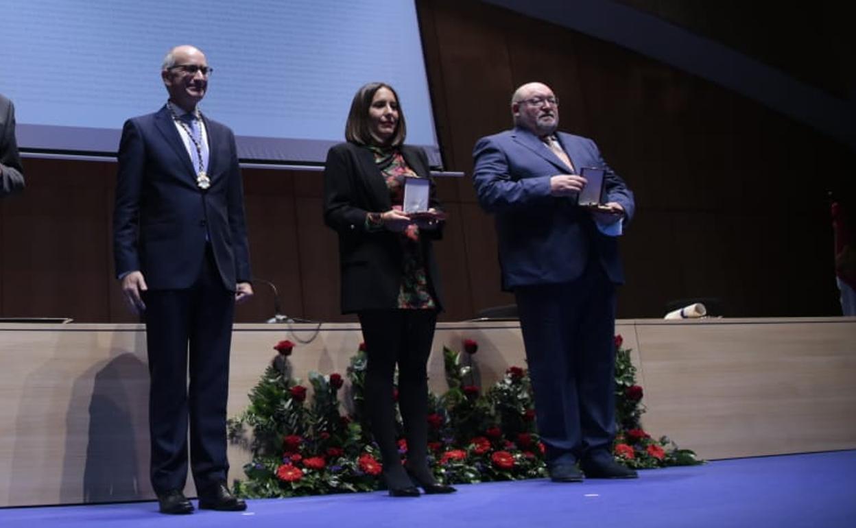 Javier Iglesias entrega la Medalla de Oro a la hija de Fernando Mateos y al marido de Isabel Muñoz. 