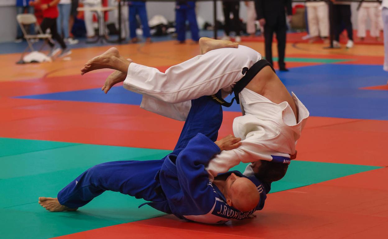 El judoka salmantino, Joaquín Rodríguez, derriba a su oponente con una llave durante uno de los combates del campeonato de España 